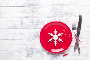 Noel tablo ayarı kırmızı plakalı gümüş ışık ahşap zemin üzerinde. Kopya alanı ile üstten görünüm.