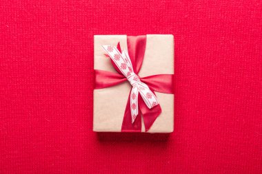 Hediye kutu kırmızı arka plan örgü. Kopya alanı ile üstten görünüm.