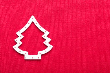 Noel ağacına kırmızı arka plan örgü. Kopya alanı ile üstten görünüm.