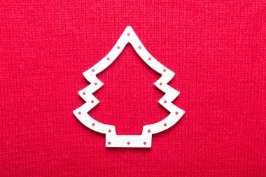 Noel ağacına kırmızı arka plan örgü. Kopya alanı ile üstten görünüm.