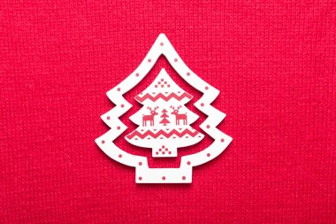 Noel ağacına kırmızı arka plan örgü. Kopya alanı ile üstten görünüm.