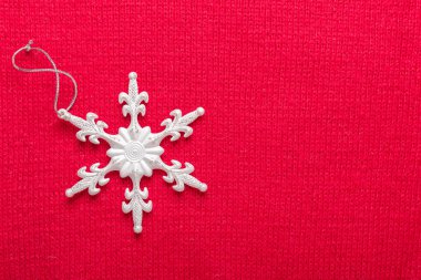 Noel kar tanesi kırmızı arka plan örgü. Kopya alanı ile üstten görünüm.