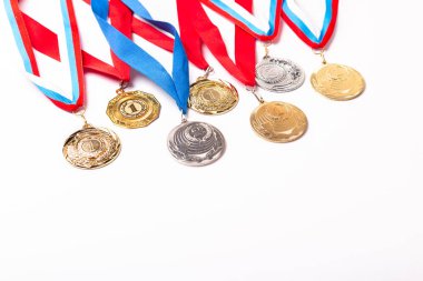 Altın ve gümüş madalya ile şerit beyaz arka plan üzerinde. İzole. Kopya alanı