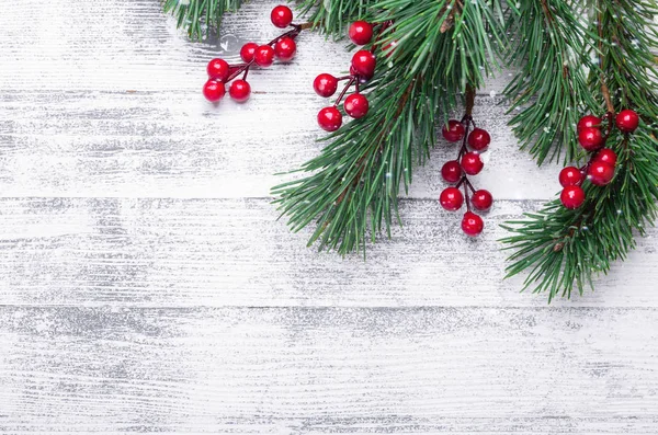 Fondo Navideño Con Ramas Árbol Bayas Acebo Mesa Madera Blanca — Foto de Stock