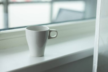 Bir fincan kahve pencere üzerinde. Büyük pencere. İskandinav tarzı. Kopya alanı