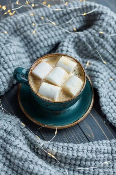 Tasse Kaffee Marshmallow Warmer Strickpullover Auf Holzgrund Warmes Licht Gemütlicher — Stockfoto