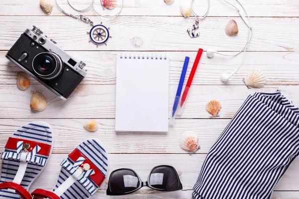 Podróży Wakacyjnych Koncepcja Sandały Słuchawki Okulary Aparat Fotograficzny Muszle Notebook — Zdjęcie stockowe