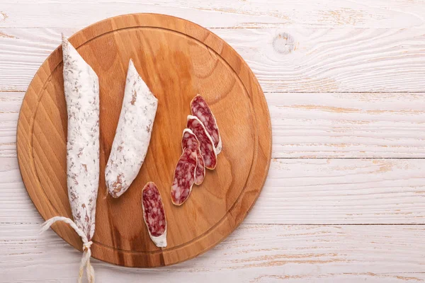 Salami Auf Weißem Holzgrund Ansicht Von Oben Kopierraum — Stockfoto