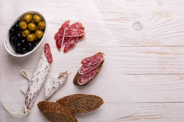 Salami Und Brot Auf Weißem Holzgrund Ansicht Von Oben Kopierraum — Stockfoto