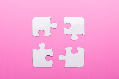 Pembe arka planda beyaz bulmaca. Kayıp parça. Üst görünüm