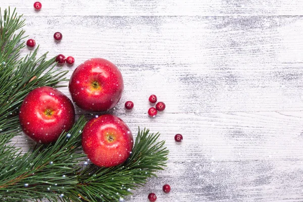 Jul Bakgrund Med Trädgrenar Röda Äpplen Och Tranbär Ljusa Träbord — Stockfoto