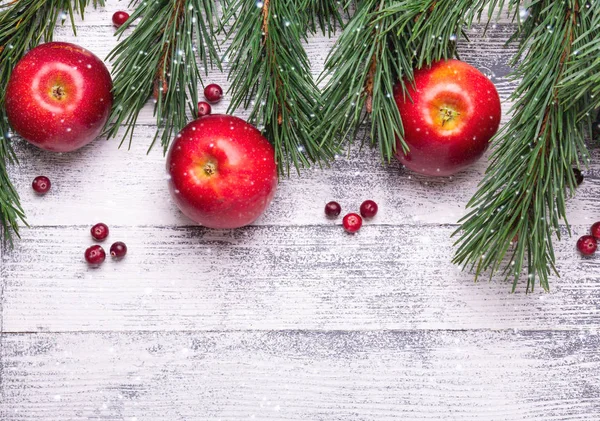 Kerstmis Achtergrond Met Takken Rode Appels Veenbessen Lichte Houten Tafel — Stockfoto