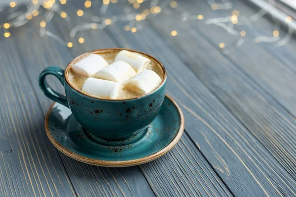 Kopp Kaffe Marshmallow Trä Bakgrund Varma Lampor Mysiga Vintermorgnar Livsstilskoncept — Stockfoto