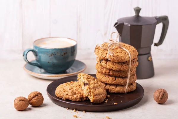 Xícara de café, biscoitos de aveia, cafeteira em fundo de madeira branca . — Fotografia de Stock