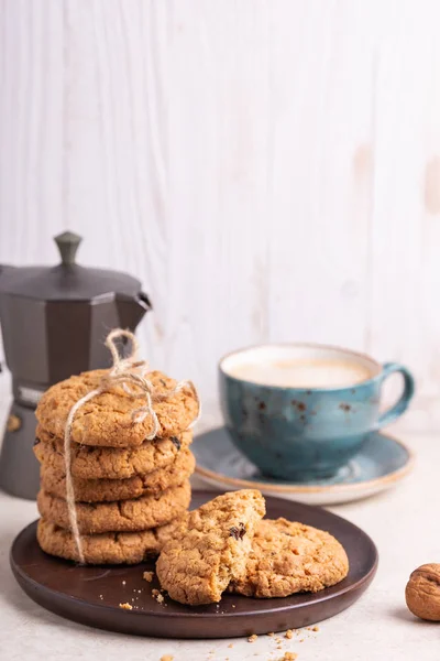 Xícara de café, biscoitos de aveia, cafeteira em fundo de madeira branca . — Fotografia de Stock