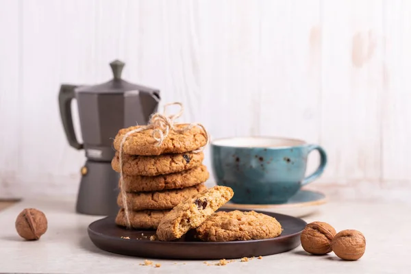 Xícara de café, biscoitos de aveia, cafeteira em fundo de madeira branca . — Fotografia de Stock