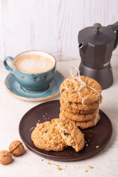 Xícara de café, biscoitos de aveia, cafeteira em fundo de madeira branca . — Fotografia de Stock