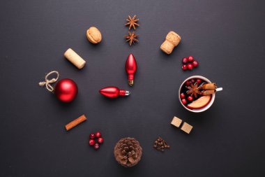 Baharat şeklinde de bir saat için mulled şarap. Tarçın, Anason yıldız, kızılcık, kahverengi şeker. Kavramı, yaratıcı çalışma.