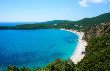 Beach Jaz Adriyatik Denizi. En iyi dağ görünümünden