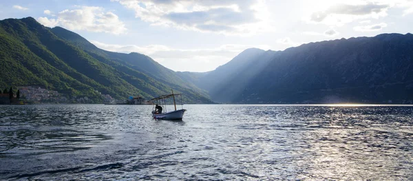 Barco Muelle Bahía Atardecer Mar Adriático Hermosas Vistas Montañas —  Fotos de Stock