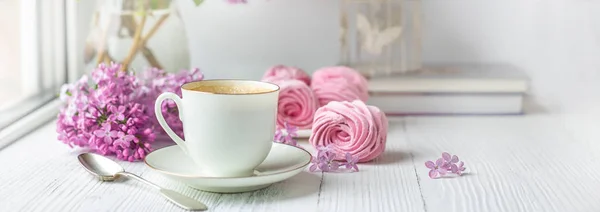 Bir buket leylak, bir fincan kahve, ev yapımı marşmelov ve kitaplar. Romantik bir bahar sabahı. Seçici odak