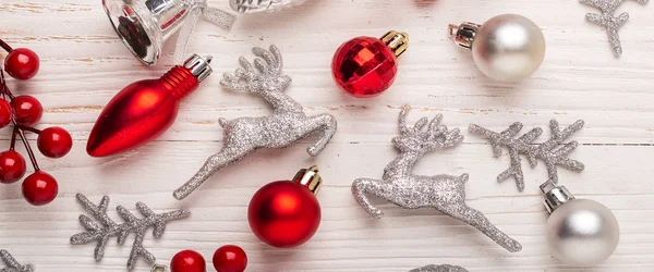 Κόκκινες Και Ασημένια Δώρα Χριστουγέννων Άσπρο Φόντο Ξύλινη Top View — Φωτογραφία Αρχείου