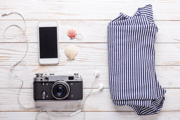 Podróży Wakacyjnych Koncepcja Aparatu Smartphone Słuchawki Muszle Shirt Paski Leżał — Zdjęcie stockowe