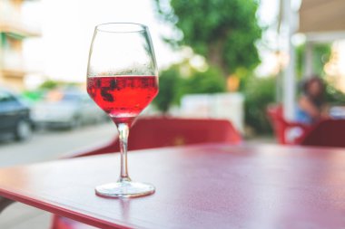 Sokak kafe Vintage tonlama seçici odak kopya alanı tablo gül şarap