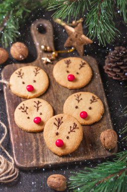 Ev yapımı geyik çerezler çikolata ve kırmızı şeker yumuşak odak tebrik kartı dekore edilmiş