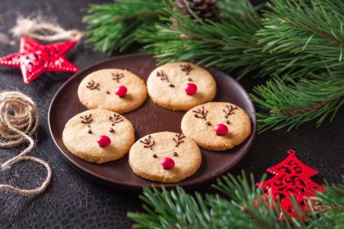 Ev yapımı geyik çerezler çikolata ve kırmızı şeker yumuşak odak tebrik kartı dekore edilmiş