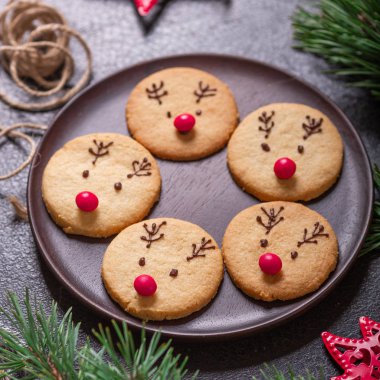 Ev yapımı geyik çerezler çikolata ve kırmızı şeker yumuşak odak tebrik kartı dekore edilmiş