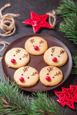 Ev yapımı geyik çerezler çikolata ve kırmızı şeker yumuşak odak tebrik kartı dekore edilmiş