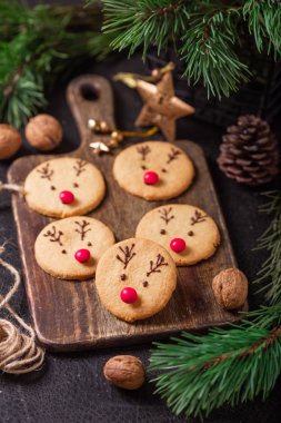 Ev yapımı geyik çerezler çikolata ve kırmızı şeker yumuşak odak tebrik kartı dekore edilmiş