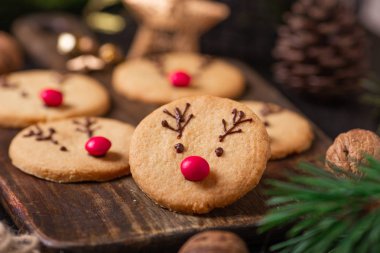 Ev yapımı geyik çerezler çikolata ve kırmızı şeker yumuşak odak tebrik kartı dekore edilmiş