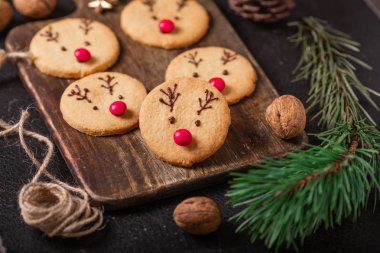 Ev yapımı geyik çerezler çikolata ve kırmızı şeker yumuşak odak tebrik kartı dekore edilmiş