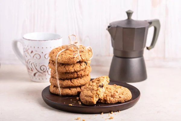 Xícara Café Pilha Biscoitos Aveia Máquina Café Fundo Madeira Branca — Fotografia de Stock