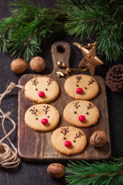 Ev yapımı geyik çerezler çikolata ve kırmızı şeker yumuşak odak tebrik kartı dekore edilmiş