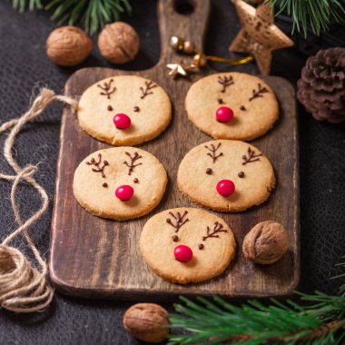 Ev yapımı geyik çerezler çikolata ve kırmızı şeker yumuşak odak tebrik kartı dekore edilmiş