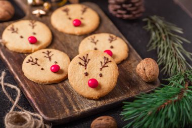 Ev yapımı geyik çerezler çikolata ve kırmızı şeker yumuşak odak tebrik kartı dekore edilmiş