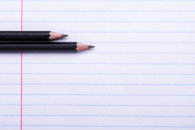 Satır beyaz levha üzerinde iki siyah grafit kalem geri okula, eğitim kavramı için alan kopyalayın