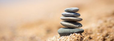 Denge taş sahilde, güneşli bir gün. Sahilde kum