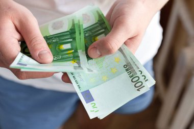 Avro banknotlarını mali faaliyet olarak tutan eller. Seçici odaklanma. Yakın plan - Resim