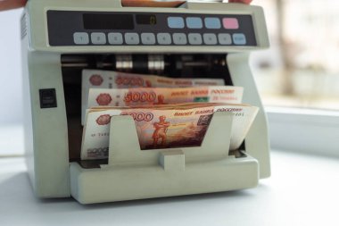 Rus banknotları, para sayma makinesinde beş bin ruble. Makinedeki otomatik para sayımı - Resim