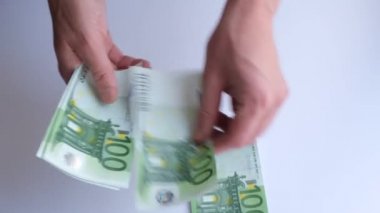 Avro banknotlarını sayan bir adam. Finans ve iş konsepti. Seçici odaklanma. Yakın plan. 4K görüntü