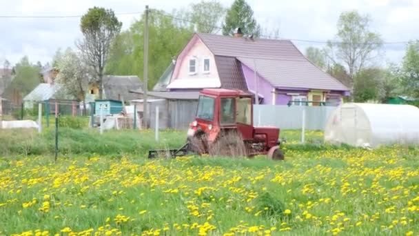 Přes Pole Projíždí Malý Traktor Venkovská Krajina Záběry — Stock video