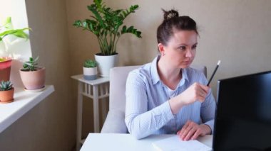 Kadın programcı ya da serbest çalışan evden, uzaktan, ev ofisinden. Uzak çalışma konsepti - 4k görüntü.