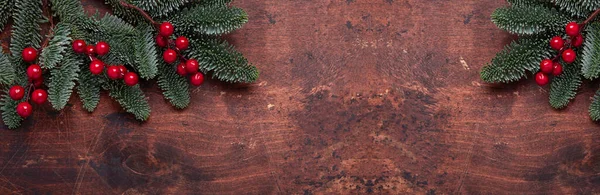 Noel Arkaplanı Köknar Ağacı Dalları Çobanpüskülü Üst Manzara Yatay Pankart — Stok fotoğraf