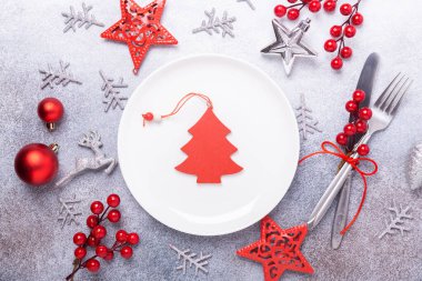 Noel sofrasında boş beyaz tabak takımı, şenlikli çatal bıçak takımı taş zeminde yıldız yay topu geyiği. Noel ve Yeni Yıl Tatil Konsepti - Görüntü