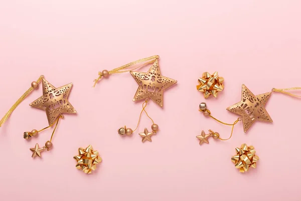 Julklappsplatta Guld Dekoration Rosa Bakgrund Bild — Stockfoto