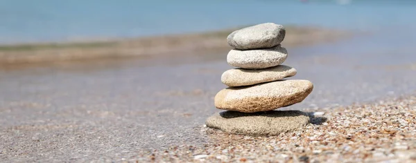 Équilibre Des Pierres Sur Plage Journée Ensoleillée Équilibre Vie Concept — Photo